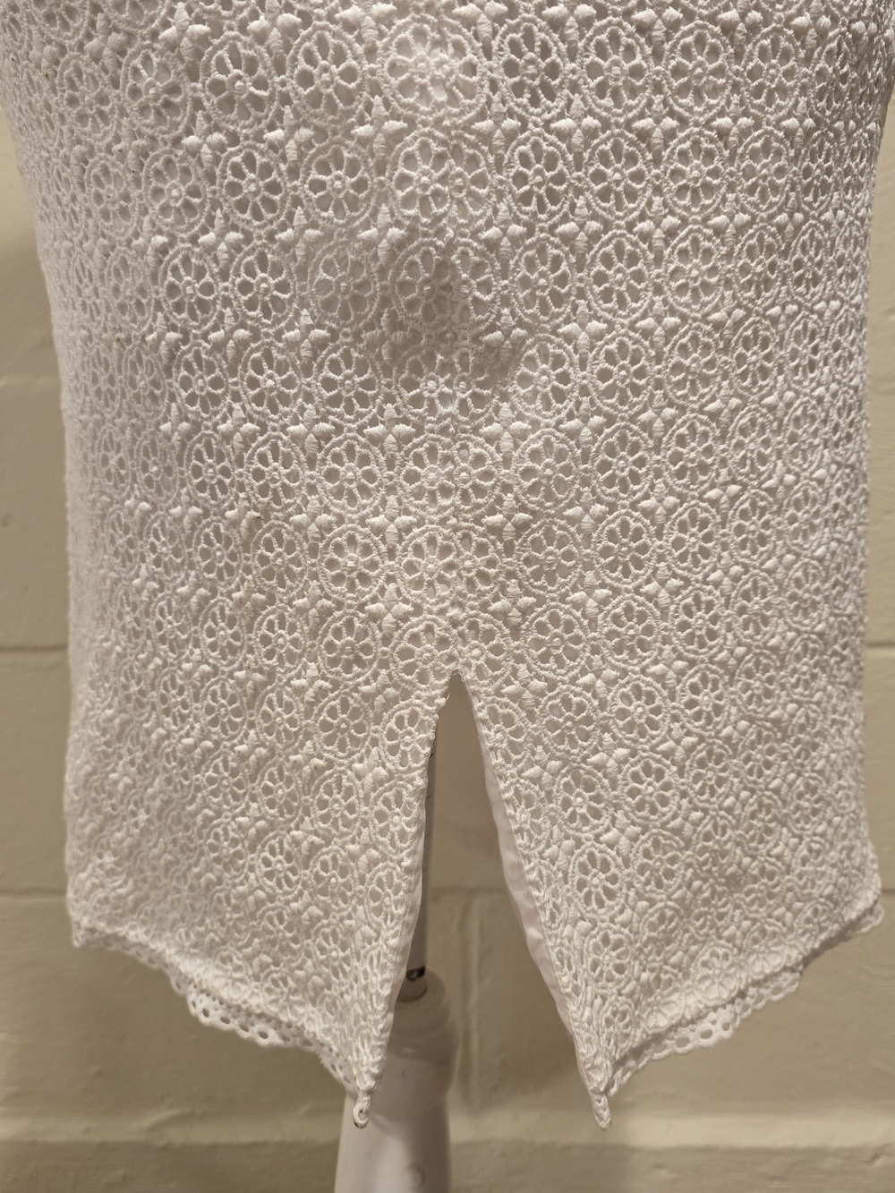 Maggy London Sleeveless Empire Waist Floral Eyelet Sheath Dress Size 6 White. - Picture 7 of 10